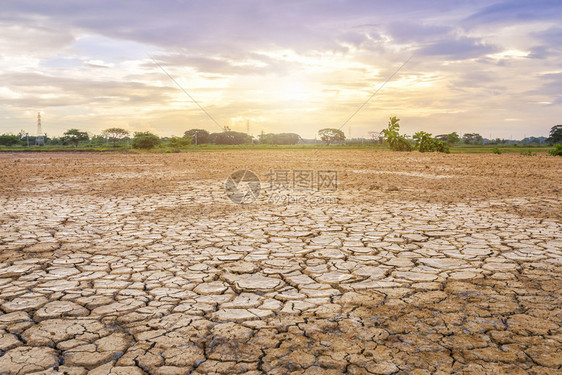 美丽的地球死棕色干土或破碎的蓝天空表面地纹理白云日落图片