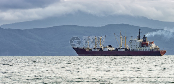 航海的可持续商业灰色早晨渔船在堪察加半岛沿岸的太平洋上灰色的早晨在堪察加半岛沿岸的太平洋上渔船图片