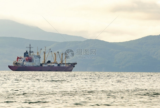 港口灰色早晨的渔船在堪察加半岛沿岸的太平洋上灰色的早晨在堪察加半岛沿岸的太平洋上渔船离开环境图片