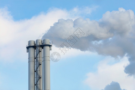排气在晴天保护大气层和环境免受污染排放的理念将空间复制到工业烟囱中的雾和蒸汽排放成清空的背景下在明天实现Chimney使大气和环图片
