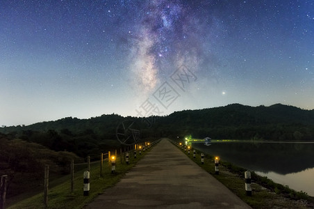 星空是通向梦境的大门美丽银河系恒星和太空尘以长速度在银河系的梦中与之间的梦境天空金星国王图片