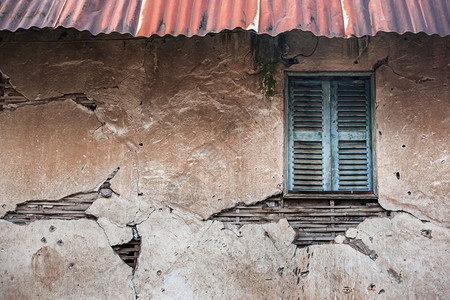 材料建筑学传统的古老水泥墙结构抽象的粗竹老古的混凝土破碎和腐蚀旧的蓝木窗生锈锌屋顶LuangPrabang老挝全框架图片