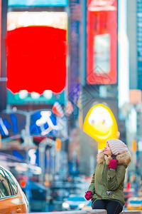 挤步行外套美国纽约州市曼哈顿冬日穿着帽子和大衣的女纽约州市曼哈顿作为时报广场游客或美国纽约州曼哈顿访问的年轻快乐女图片