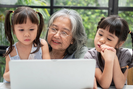 奶奶和孙女一起看电脑图片
