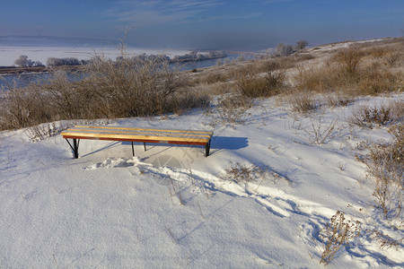 爬坡道精彩的寒冷冬季风景天阳光明媚的白天鲜雪中脚印导致在河岸高处的木板凳在河岸上站立的木板凳子山地风景寒冬清新雪中阳光灿烂的一天图片