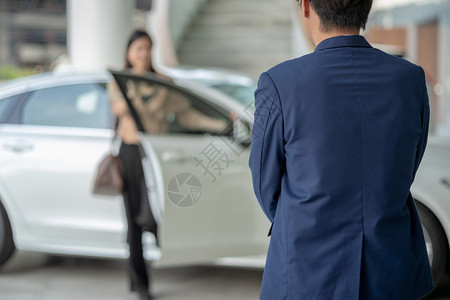 接待会的背面欢迎亚洲女顾客参观维修服务中心在展厅检查汽车在展览室检查车辆时人们女售货员优雅的图片