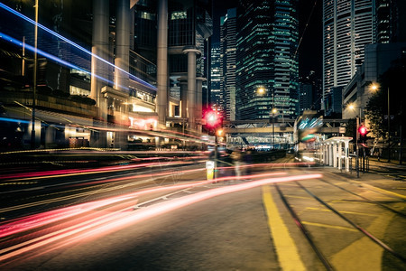 穿越地标香港街对面的摩天大楼和城市交通灯光照亮的未来夜市风景旅行图片