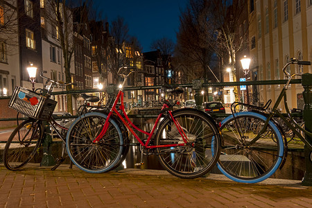 荷兰阿姆斯特丹市风景晚上从荷兰阿姆斯特丹假期船夜晚图片