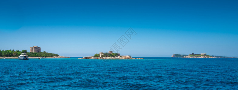 黑山科托尔湾的阿扎堡在黑山阳光明媚的夏日Arza堡渠道场景垒图片