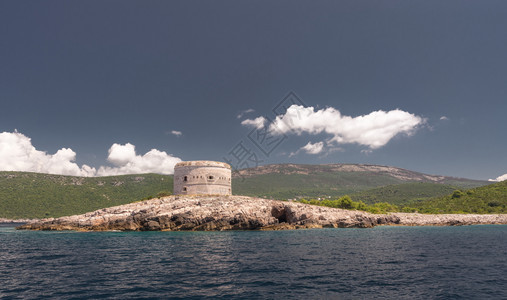 蓝色的旅游黑山科托尔湾的阿扎堡在黑山阳光明媚的夏日Arza堡墙图片