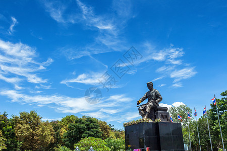 泰王纳里苏安雕像纪念碑在泰国PhitsanulokNaresuan大学地貌的Naresuan公园景观蓝色的男人图片