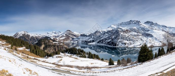 敬畏风景优美法国阿尔卑斯山的雪地与湖中山峰的反射环境图片