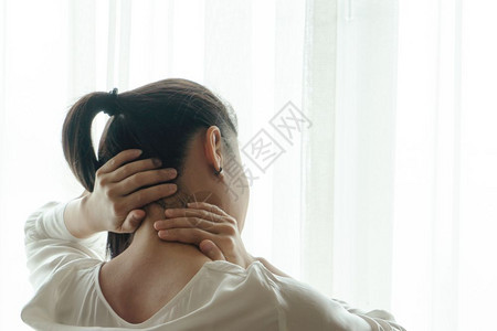 脖子扭伤不舒服的女性图片