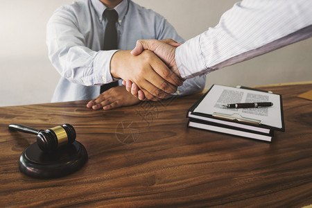 贷款律师咨询顾问和客户在办公室内握手金融合法的图片