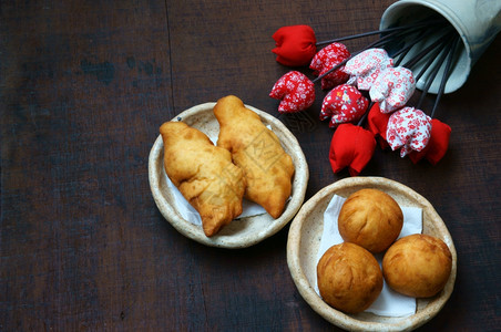 亚洲人造的一群越南街头食品炸面条夸伊奶油蛋糕小麦面粉做的海绵蛋糕盘子上好的装饰品木本背景越南的零食是快餐丰富的胆固醇图片