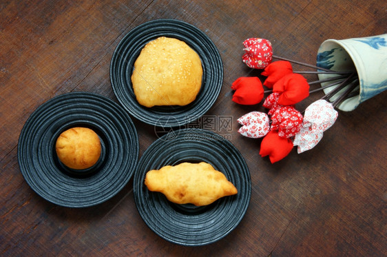一群越南街头食品炸面条夸伊奶油蛋糕小麦面粉做的海绵蛋糕盘子上好的装饰品木本背景越南的零食是快餐丰富的胆固醇文化黄色的传统图片
