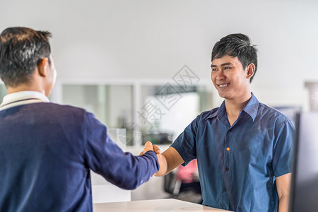 提供亚洲机械师与维护服务中心的客户和领导者握手该中心是展厅商业和客户护理概念的一部分维修服务中心是保养的一个部分在室内友好图片