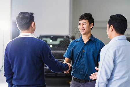 引擎亚洲机械师与维护服务中心的客户和领导者握手该中心是展厅商业和客户护理概念的一部分维修服务中心是保养的一个部分修理曼谷图片