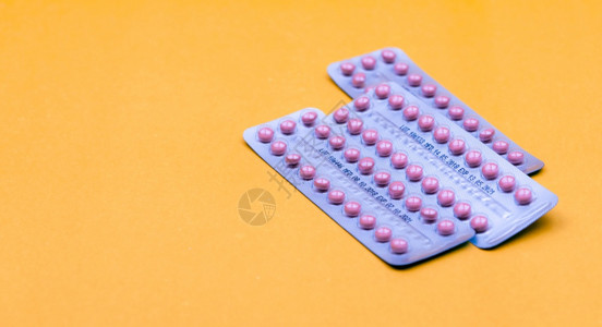 妇科替换用于治疗荷尔蒙丙烷的黄色本底激素药丸上装有一袋避孕药的胶片盒用于治疗荷尔蒙乙烷的黄底激酮药丸卫生保健图片