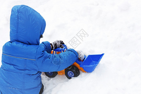 在户外雪地上玩耍的孩子图片