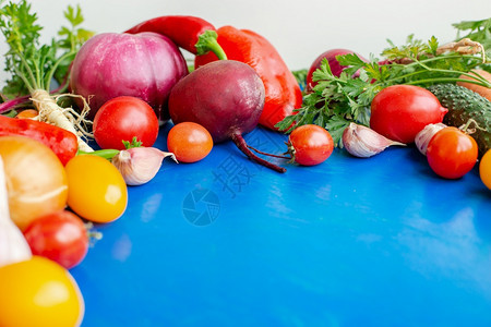 排毒蔬菜西红柿胡椒萝卜茄子黄瓜蔬菜蓝背景框架的洋葱文本复制空间蔬菜蓝背景框架的生蔬菜和原组成蓝背景框架的青蔬菜滴新鲜图片