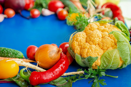 排毒饮食健康蔬菜西红柿胡椒萝卜茄子黄瓜蔬菜蓝背景框架的洋葱文本复制空间蔬菜蓝背景框架的生蔬菜和原组成蓝背景框架的青蔬菜图片