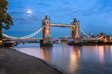电的城市塔台桥和泰晤士河晚上在月光下L塔桥和泰晤士河联合王国伦敦吊桥图片