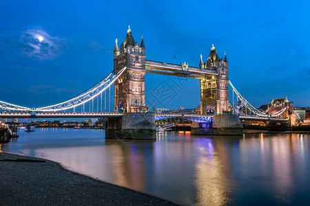 经过塔台桥和泰晤士河晚上在月光下L塔桥和泰晤士河联合王国伦敦天际线吊桥图片