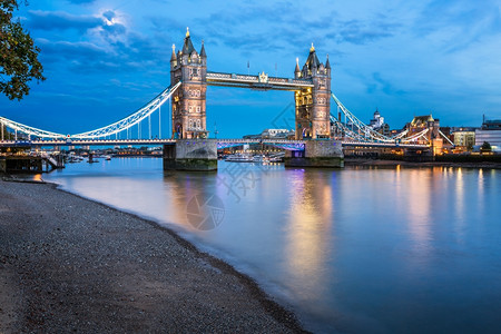 旅游的标志塔台桥和泰晤士河晚上在月光下L塔桥和泰晤士河联合王国伦敦旅行图片
