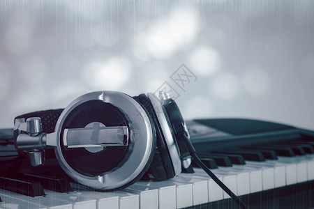 制片人音乐器概念背景为DJ关闭一组音乐工具DJ在电子键盘上耳机的用其背景模糊布基设计文本使用数字声波镜空间钢琴娱乐图片
