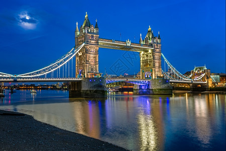 塔台桥和泰晤士河晚上在月光下L塔桥和泰晤士河联合王国伦敦月亮欧洲的天际线图片