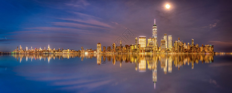 城市运输纽约和新泽西岛的天际线从新球衣甲台在日落蓝色时分黄昏段向Hudson河反射曼哈顿图片