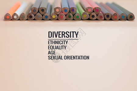 黑人背景上混合彩色铅笔的多样概念行有文字多样种族平等年龄取向和别几何的智力信心图片
