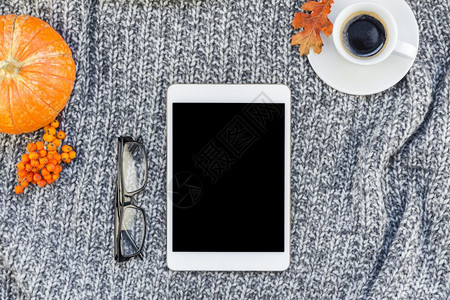 调度高架以平板笔记本咖啡杯为女博客社交媒体提供便衣时空间季节模版与灰色针织的格子背景拷贝NamefallFallFearFort图片
