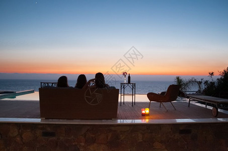 葡萄酒201年7月在塞浦路斯帕福地区Paphos海边Pomos村的一个别墅拍摄照片游泳池和甲板俯视着远地日落时的海洋目地一种图片