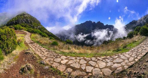 马德拉岛岩石山脉的登活动为皮科鲁伊沃飞过云中的最高点景观自然佳图片