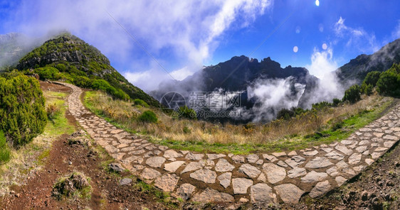 马德拉岛岩石山脉的登活动为皮科鲁伊沃飞过云中的最高点景观自然佳图片