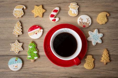 驯鹿黑色的圣诞快乐有自制饼干和咖啡杯在木桌背景的圣诞晚会派对节假日和新年快乐概念最佳图片