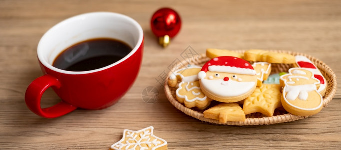 刨冰可爱的圣诞快乐有自制饼干和咖啡杯在木桌背景的圣诞晚会派对节假日和新年快乐概念天图片