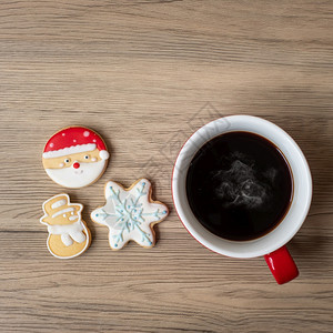 红色的圣诞快乐有自制饼干和咖啡杯在木桌背景的圣诞晚会派对节假日和新年快乐概念早晨装饰风格图片
