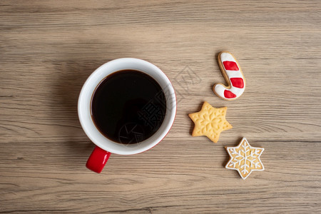 刨冰棕色的雪圣诞快乐有自制饼干和咖啡杯在木桌背景的圣诞晚会派对节假日和新年快乐概念背景图片