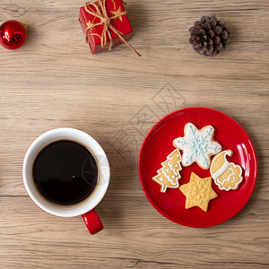 拳击冬天圣诞快乐有自制饼干和咖啡杯在木桌背景的圣诞晚会派对节假日和新年快乐概念十二月图片