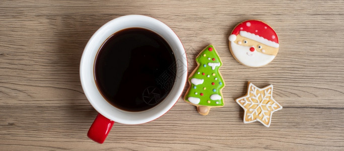圣诞快乐有自制饼干和咖啡杯在木桌背景的圣诞晚会派对节假日和新年快乐概念季节庆典冬天图片