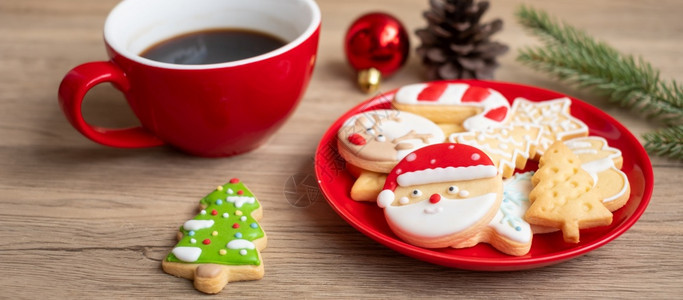 季节快活早晨圣诞乐有自制饼干和咖啡杯在木桌背景的圣诞晚会派对节假日和新年快乐概念图片