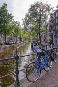 船欧洲的每天在阿姆斯特丹的典型建筑运河和自行车在荷兰阿姆斯特丹的荷兰典型建筑运河和自行车荷兰语图片