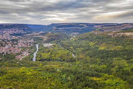 爬坡道保加利亚城市Yantra和VelikoTarnovo附近河流大曲线的无人驾驶飞机从空中观察到的景象地标目图片