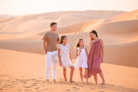 阿拉伯联合酋长国RubalKhali沙漠中丘居民与中的之间人民的关系扎比父母家庭图片