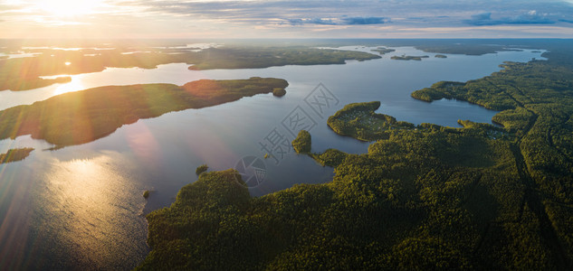 日落时苏亚尔维湖环绕俄罗斯卡雷利亚森林的天空全景旅行超过夏天图片
