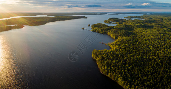 树无人机射线日落时苏亚尔维湖环绕俄罗斯卡雷利亚森林的天空全景图片