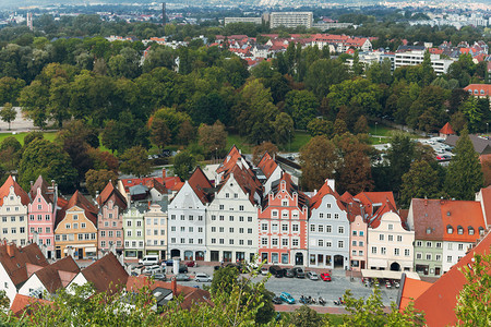 天空附近山丘的Landhut市典型房屋和街道的景象城市旅游图片